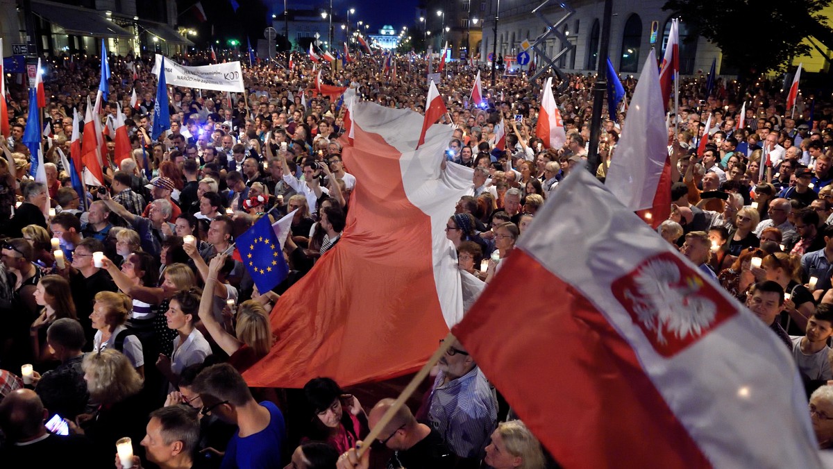 Demonstracja KOD pod Sejmem (Komitet Obrony Demokracji) przeciwko reformom PiS w wymiarze sprawiedli