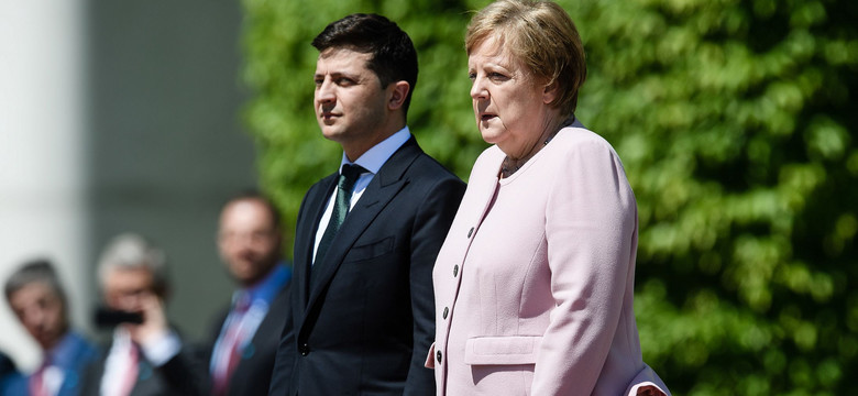 Merkel nie mogła opanować drżenia podczas przywitania prezydenta Ukrainy. "Czuję się już bardzo dobrze" [WIDEO]
