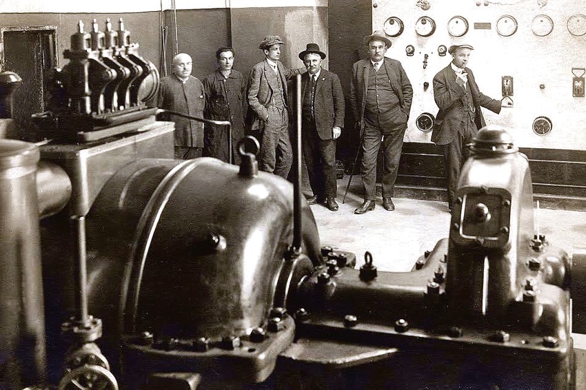 Obistinilo se proročanstvo Mitra Tarabića, koji je, ostade zapisano, juna 1868. na Žitnoj pijaci u Užicu govorio začuđenom narodu: "Biće što biti ne može, sinuće viđelo iz rijeke"