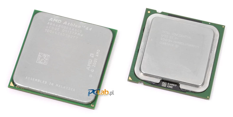 A oto i nasz podopieczny - dwujądrowy procesor AMD Athlon 64 X2 4800+, działający nominalnie z częstotliwością 2,4 GHz. Obok niego Pentium Extreme Edition 840 (kliknij, aby powiększyć).
