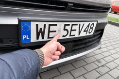 Ta opłata to obowiązek. Nowe kwoty na 2025 rok. Przed ukaraniem robią zdjęcia aut