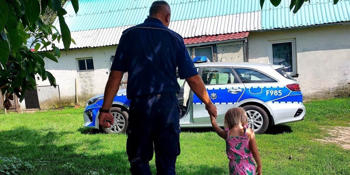 Rozebrana 3-latka spacerowała z psem po ulicy.