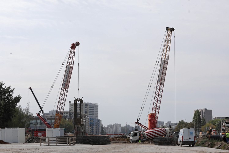 Teren budowy Południowej Obwodnicy Warszawy przy skrzyżowaniu al. KEN z ul. Płaskowickiej w Warszawie. (kf) PAP/Tomasz Gzell