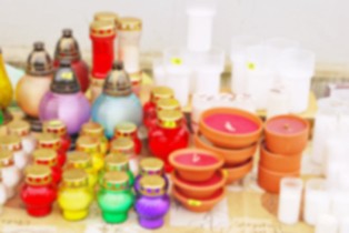 Takie są teraz ceny zniczy. Podają, w których sklepach są najtańsze