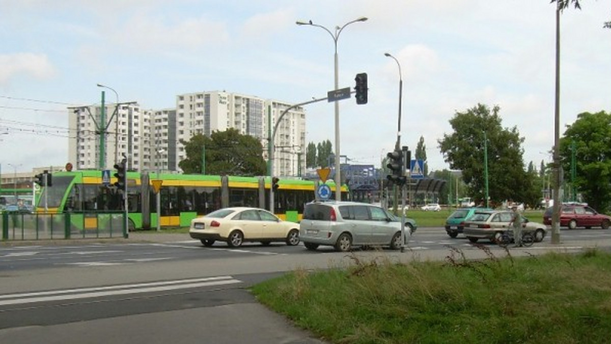 Niemal 107 milionów złotych dofinansowania unijnego otrzyma Poznań na realizację przebudowy Ronda Rataje i układu komunikacyjnego wokół niego. Środki pochodzić będą z Europejskiego Funduszu Rozwoju Regionalnego, a poza przebudową, projekt obejmie także zakup nowych autobusów elektrycznych wraz z ładowarkami.