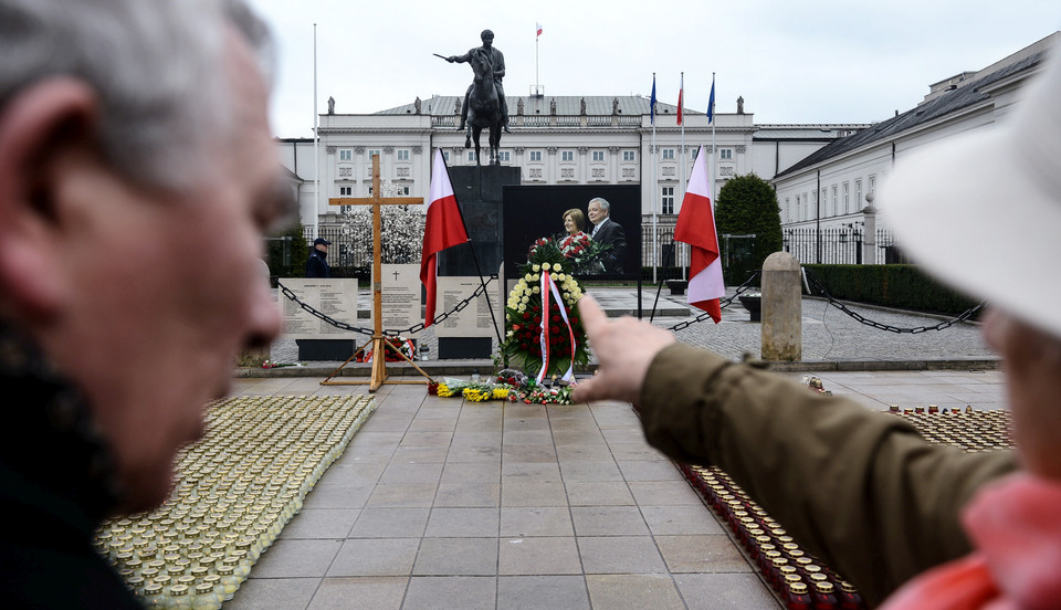 Instalacja upamiętniająca ofiary katastrofy smoleńskiej przed Pałacem Prezydenckim przy Krakowskim Przedmieściu w Warszawie