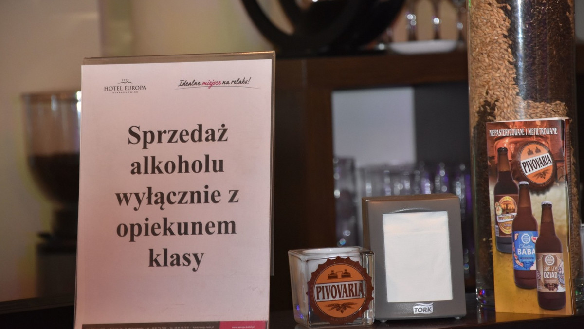 Studniówka to impreza, na której alkohol nie jest miło widziany. Przynajmniej przez ciało pedagogiczne. Inne zdanie na ten temat mają zapewne uczniowie. Uczestnicy tej imprezy są już pełnoletni, więc ciężko odmówić im sprzedaży. Ale pewien hotel wpadł na bardzo sprytny pomysł, jak uniemożliwić młodzieży dostęp do napojów wysokoprocentowych. Wystarczyła odpowiednia karteczka.