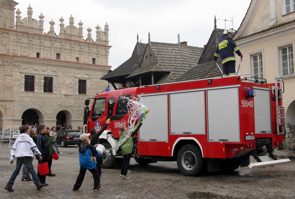 KAZIMIERZ DOLNY ŚMIGUS DYNGUS Z UDZIAŁEM STRAŻAKÓW