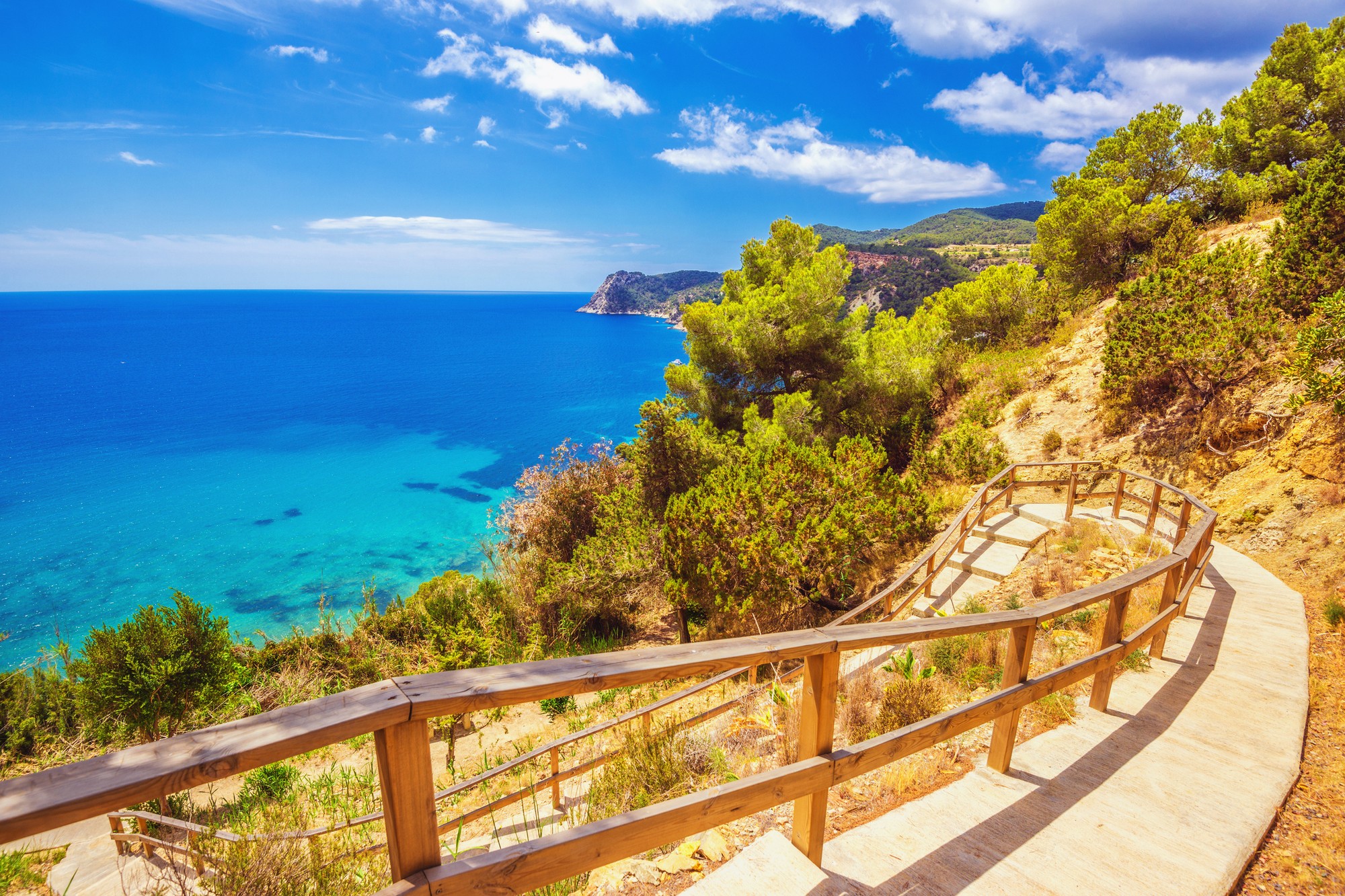 Ibiza patrí medzi vyhľadávané dovolenkové destinácie. (ilustračné foto)