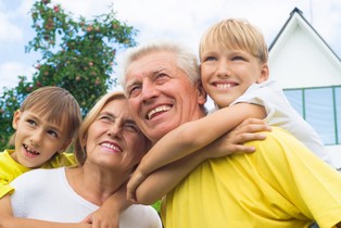 800+ dla emerytów za wychowane dzieci? Petycja w Sejmie budzi emocje. Czy świadczenie ma szansę wejść w życie?