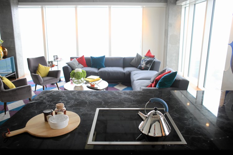 Wszystkie cechy techniczne apartamentu, w tym rolety, otwierane okna, ogrzewanie, oświetlenie, wentylacja i klimatyzacja mogą być sterowane za pośrednictwem centralnego panelu z ekranem dotykowym, przez miejscowego pilota lub przez inne urządzenia wyposażone w odpowiednią aplikację. Na zdjęciu: Złota 44, wnętrza w apartamentowcu Libenskinda (2)