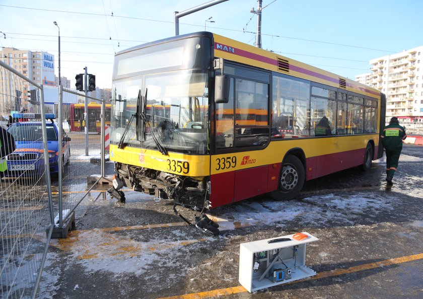 Wypadek na Bemowie. Autobus zderzył się osobówką.