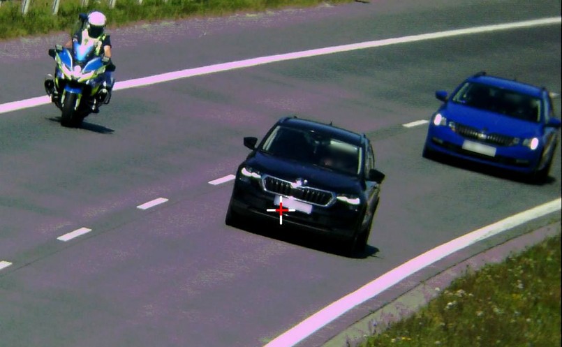 Odstęp między pojazdami - policja robi zdjęcia kierowcom