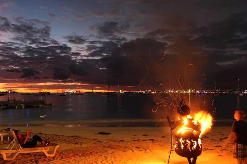 Ognisko przy Buccaneer Beach Bar na wyspie Saint Martin