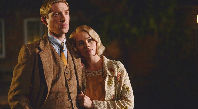 Domhnall Gleeson és Margot Robbie, mint Milne és felesége