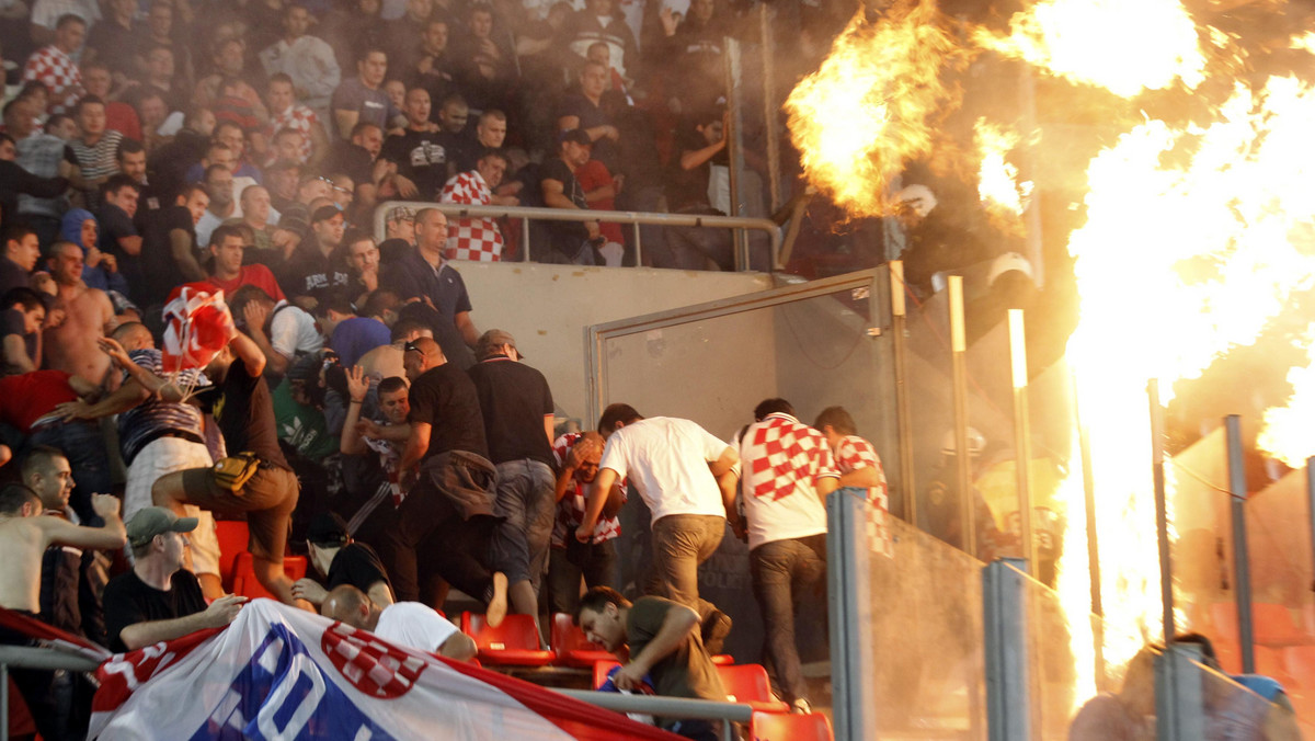 Mecz eliminacji piłkarskich mistrzostw Europy 2012 Grecja - Chorwacja został na sześć minut przerwany po tym jak ponad stu pseudokibiców gospodarzy zaatakowało sympatyków bałkańskiej drużyny.