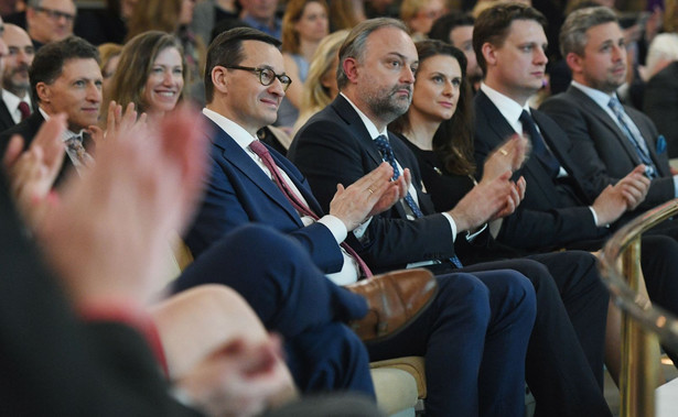 Część internautów krytykuje ostatnie nagranie z premierem Morawieckim. "To nie życzenia, a spot wyborczy"