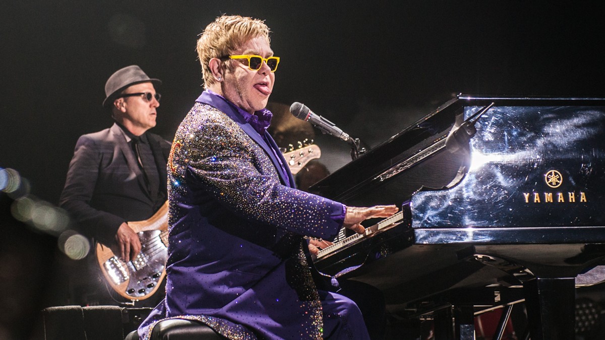 Elton John w 2015 roku przekazał najwięcej pieniędzy na cele charytatywne ze wszystkich brytyjskich gwiazd show-biznesu. Muzyk od wielu lat prowadzi własną fundację wspierającą dzieci chore na AIDS. Na jej konto w zeszłym roku wpłacił prawie 27 milionów funtów. Elton John wystąpi w Polsce jako jedna z gwiazd Life Festival Oświęcim 2016. W pierwszej dziesiątce zestawienia opublikowanego przez "The Sunday Times" znaleźli się jeszcze m.in.: Coldplay, Ringo Starr i One Direction.