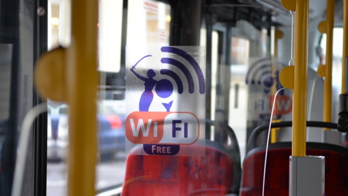 Dobra wiadomość dla pasażerów miejskich autobusów w Warszawie, będących użytkownikami laptopów, tabletów i telefonów komórkowych. Od piątku w niektórych pojazdach można korzystać z darmowego Wi-Fi. Hotspoty są na razie w 70 autobusach MZA. Do końca roku pojawią się w kolejnych 230 pojazdach tej spółki.