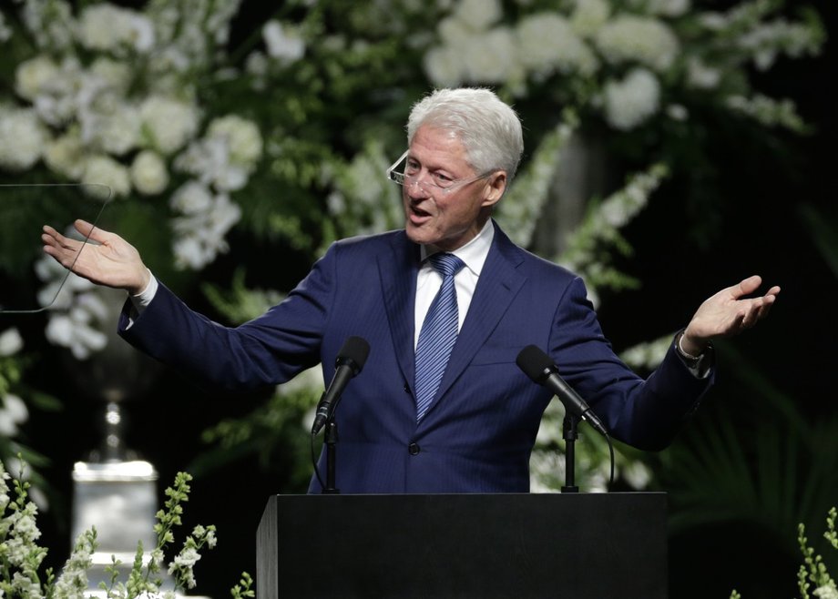 Były prezydent USA Bill Clinton przemawia podczas uroczystości pogrzebowych