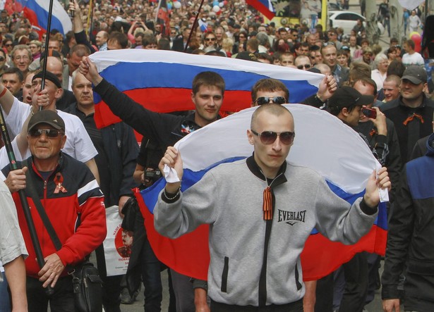 Prorosyjscy separatyści na pochodzie z okazji 1 maja. Fot. EPA/PHOTOMIG/PAP/EPA