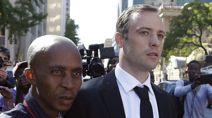 Oscar Pistoriust (jobbra) újra meghallgatta a bíróság/Fotó: MTI/EPA