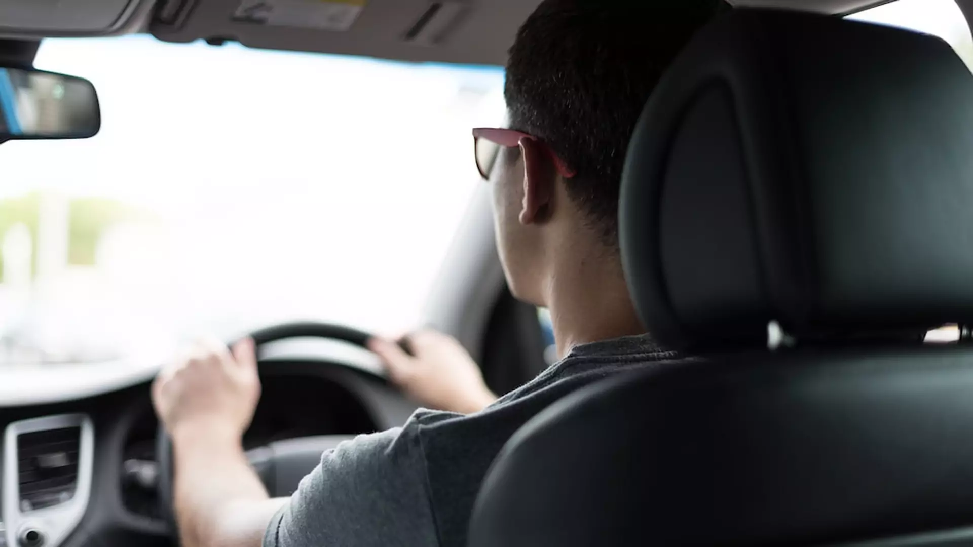 Jak czuć się bezpiecznie za kierownicą? 5 kluczowych aspektów