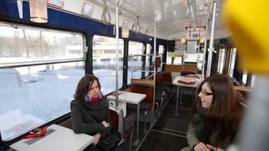 W zabytkowym tramwaju - kawiarnia dla studentów