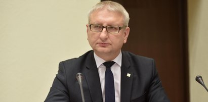 Przyłapali posła PiS w monopolowym przed Sejmem. Tak się tłumaczył!