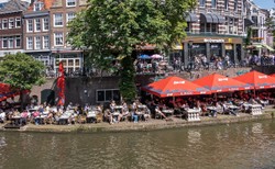 Tajemnicze "jaja obcych” odnalezione w Holandii. Z kanału wyłonił się świecący twór