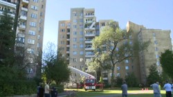 O włos od tragedii. Półtonowa balustrada oderwała się od balkonu i zawisła na metalowej poręczy