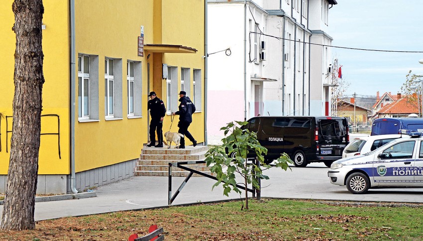 Profesor Stojanović je uspeo da savlada naoružanog muškarca nakon što je upao u školu