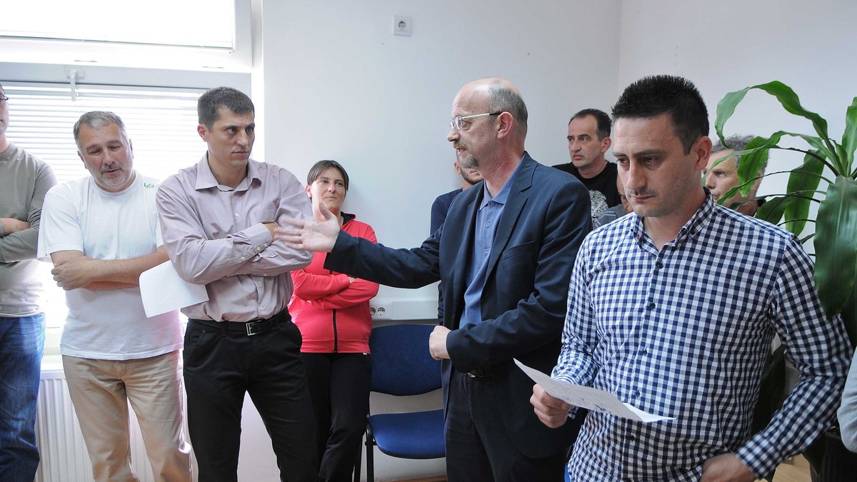 604992_kragujevacjkp-parking-servisotvorena-sednica-sindikatagovori-nenad-vasiljevic-direktor-desno-ivica-piskulic-predsednik-sindikata270415ras-foto-nebojsa-raus02