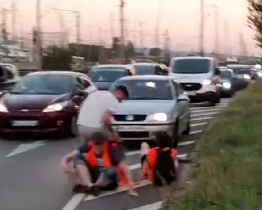 Besni vozač šutnuo i udario aktivistu