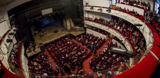 Długie kolejki po wejściówki na Warszawskie Spotkania Teatralne