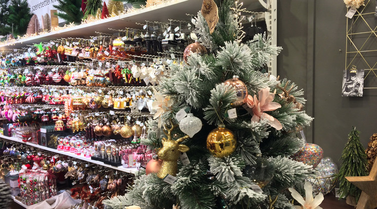 Épphogy csak novembert mutat a naptár, de a boltokban már a karácsonyi dekorok uralkodnak /Fotó: Fuszek Gábor