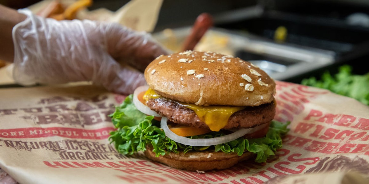 Roślinne produkty imitujące mięso coraz częściej pojawiają się w znanych sieciach. Popularyzują tym samym ten fenomen. Gdy ktoś widzi bezmięsnego burgera w sieci, którą zna i lubi, istnieje większe prawdopodobieństwo, że przynajmniej raz zamówi taki danie.