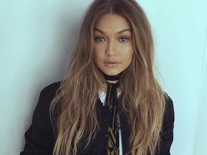 Gigi Hadid aszimmetrikus szivárványos sminkje a legkirályabb dolog!