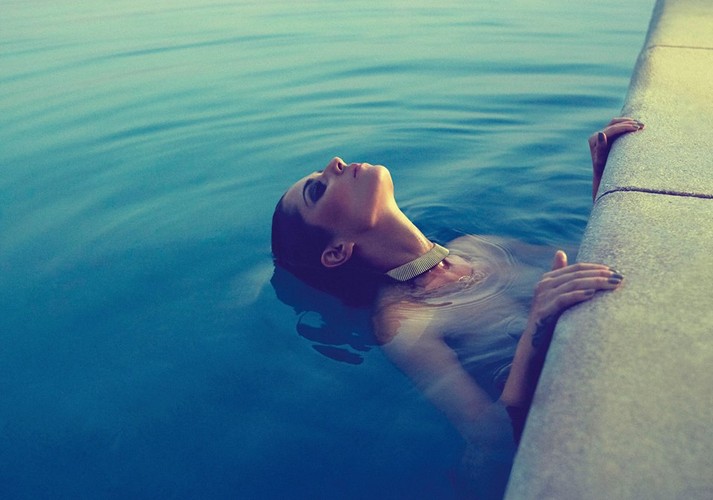 Cheryl Cole toples w basenie na zdjęciu ze swojego kalendarza