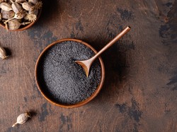 Do czego dodawać mak? Sprawdzi się nie tylko w rogalach świętomarcińskich [PORADA]