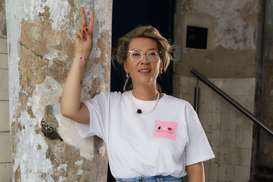 Olga Legosz, przedsiębiorczyni, działaczka Fundacji Sukces Pisany Szminką, inicjatorka akcji profrekwencyjnej Wspieram Sukces Kobiet. Jako Nomadmum81 jest jedną z najbardziej wyrazistych postaci na Instagramie, obserwowaną przez prawie dwieście tysięcy użytkowników.