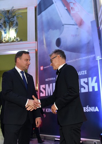 Prezydent Andrzej Duda i producent filmu Maciej Pawlicki przed uroczystą premierą filmu 'Smoleńsk'
