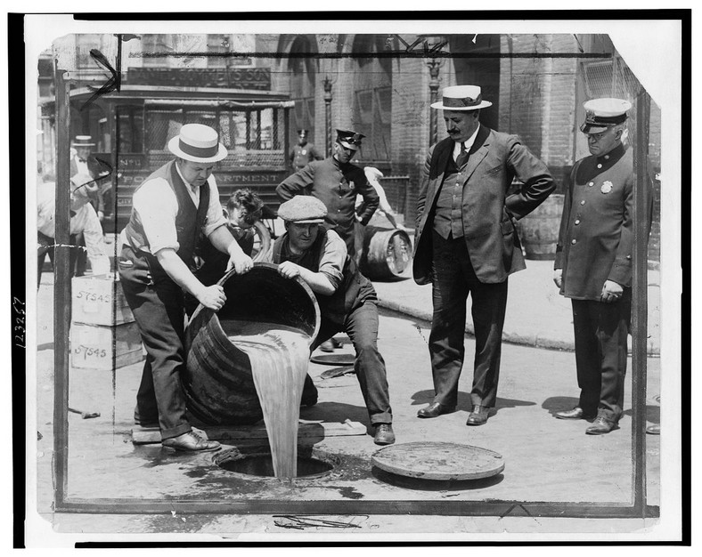 Zdjęcie przedstawiające wylewanie beczek z alkoholem podczas prohibicji w USA