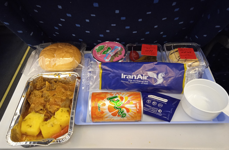 Posiłek wliczony w cenę biletu w klasie ekonomicznej linii Iran Air