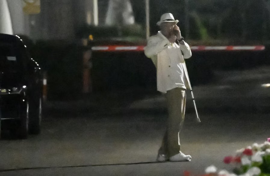 Michał Kamiński wychodzi z nocnego spotkania Szymona Hołowni z Jarosławem Kaczyńskim w mieszkaniu Adama Bielana