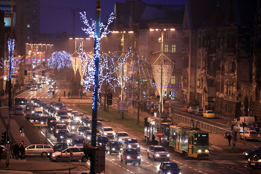 Montują iluminacje świetlne