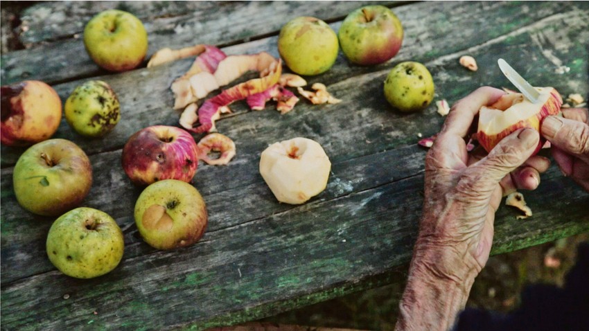 A sad se spušta veče