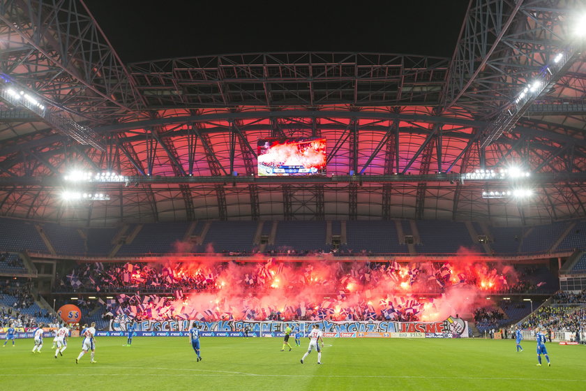 Rewolucja na polskich stadionach. Będą miejsca stojące i ogromne kary za race