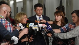 Petru apeluje do trzech sędziów wybranych przez PiS, by zrezygnowali