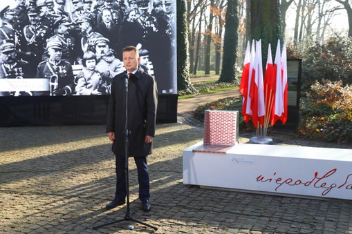 Szef MON Mariusz Błaszczak przy Ławce Niepodległości w listopadzie 2018 roku